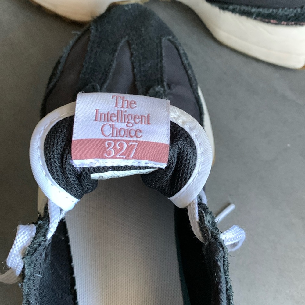 New Balance 327 size 7 1/2 sneakers - Picture 5 of 9